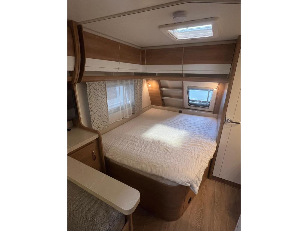 Hobby De Luxe 560 KMFE, Mover, Voortent Stapelbed, 2000kg as, Caravans en Kamperen, Caravans, Bedrijf, Treinzit, Schokbreker, 5 tot 6 meter