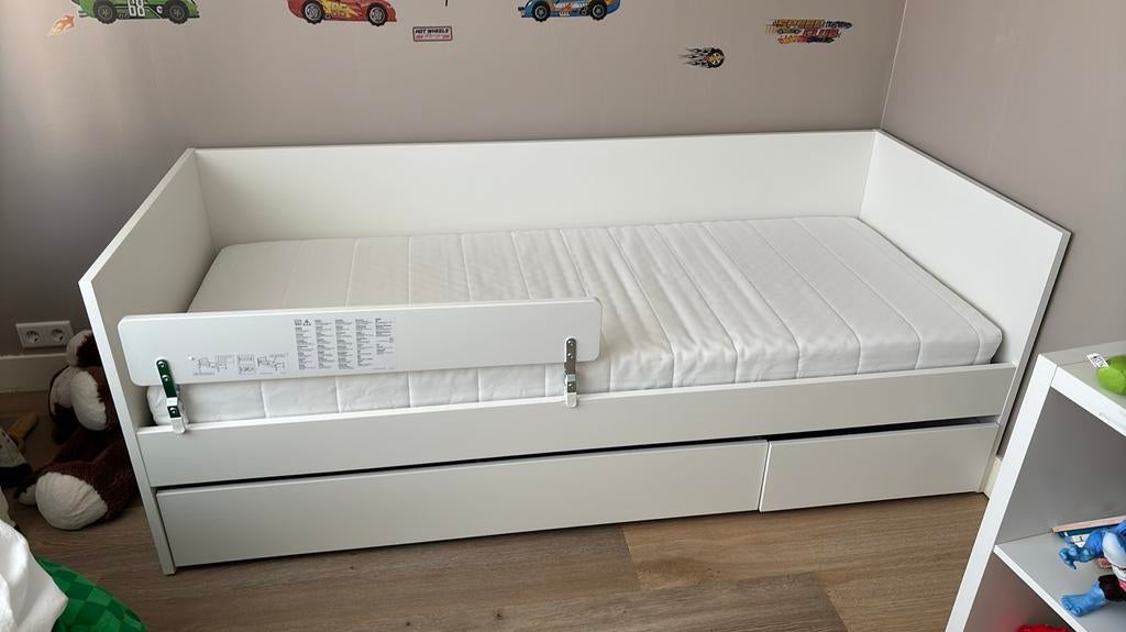 IKEA Vihals kinderbed met matras en lades, Kinderen en Baby's, Kinderkamer | Bedden, Ophalen, 70 tot 85 cm, Zo goed als nieuw
