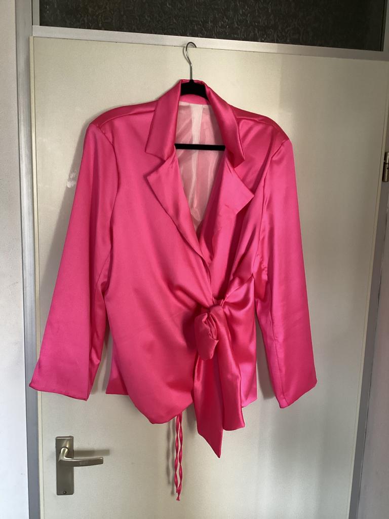 Satin Barbie strikblazer/strikblouse gevoerd t/m mt48, Kleding | Dames, Grote Maten, Ophalen of Verzenden, Zo goed als nieuw, Roze