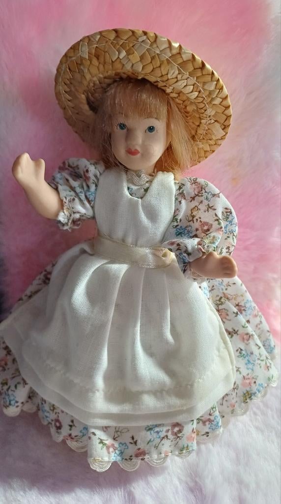 Poppenhuis popje, Ophalen of Verzenden, Poppenhuis