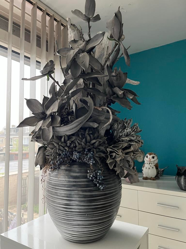 Kunst bloemstuk in grijze bloempot, Huis en Inrichting, Woonaccessoires | Kunstplanten en Kunstbloemen, Ophalen, Gebruikt