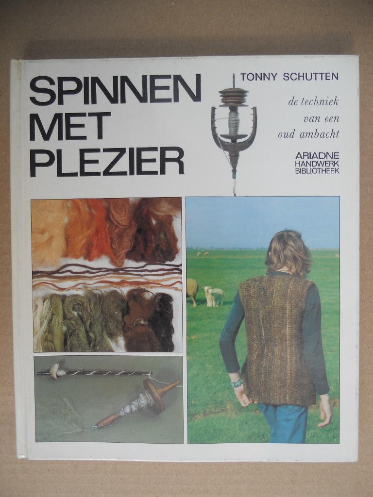 "Spinnen met plezier" door Tonny Schutten., Ophalen, Zo goed als nieuw, Papier of Karton, Knutselboek
