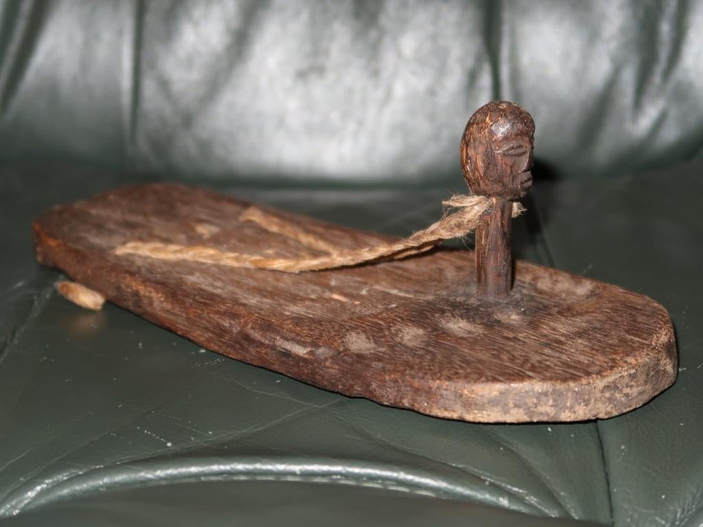 originele Afrikaanse houten slipper Chokwe stam kifwebe deco, Antiek en Kunst, Verzenden