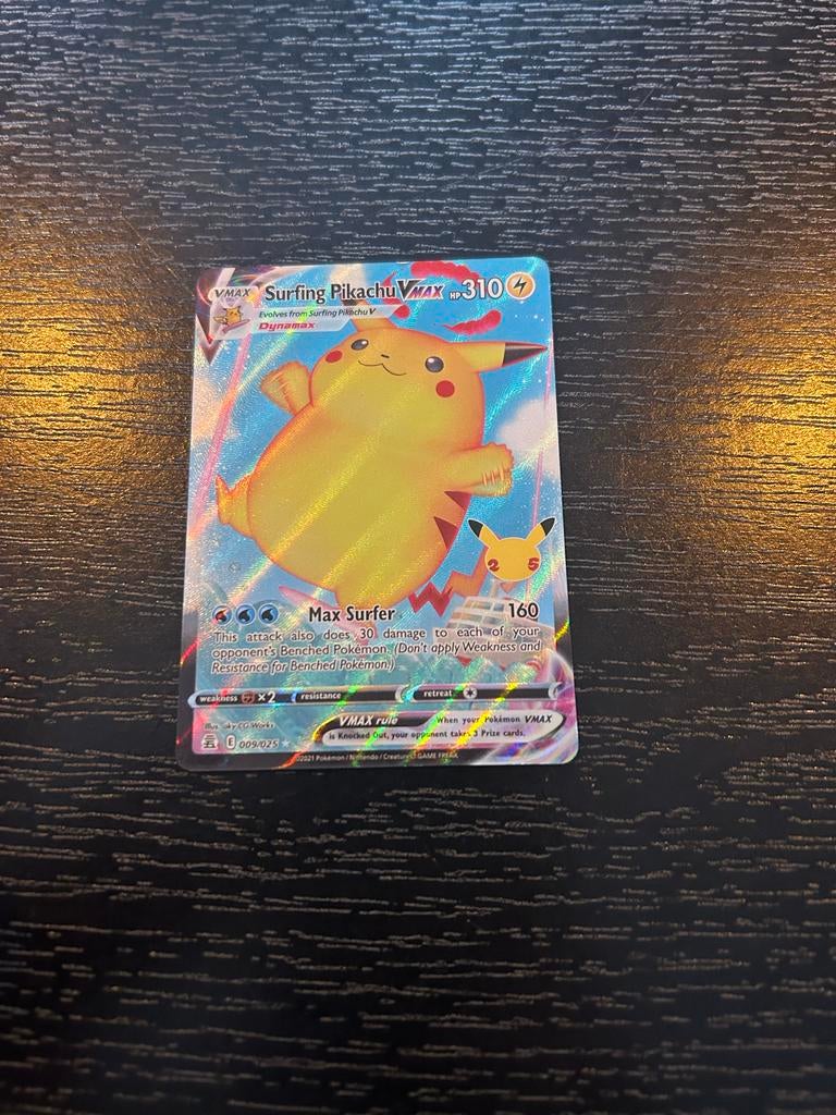 Surfing Pikachu VMAX Pokémon Kaart - Zeldzaam!, Ophalen of Verzenden, Zo goed als nieuw, Losse kaart