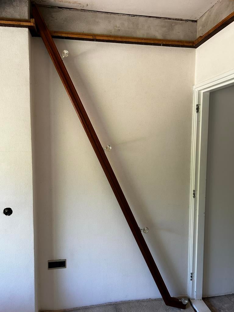 Houten trapleuning met bevestigingsknoppen, Ophalen, Gebruikt