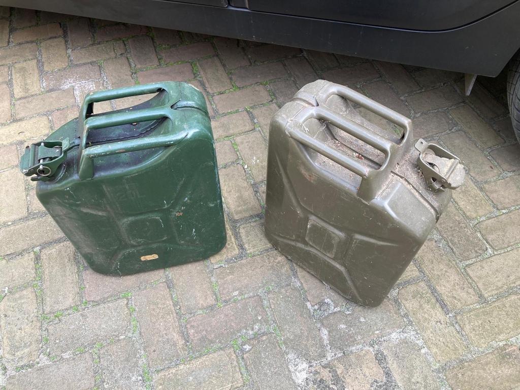Twee leger jerrycans, groen en olijfgroen, Ophalen, Gebruikt