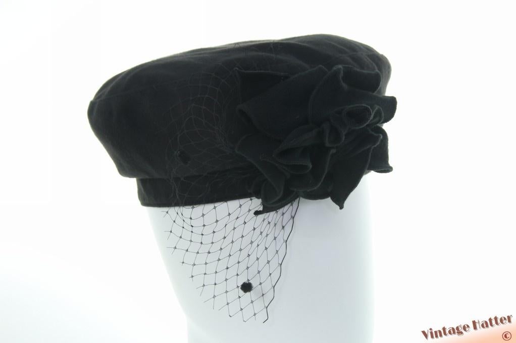 Flexibele cocktailhoed zwart met stukje voile 56-57, Ophalen of Verzenden, Zo goed als nieuw, 56 of 57 cm (M, 7 of 7⅛ inch), Hoed