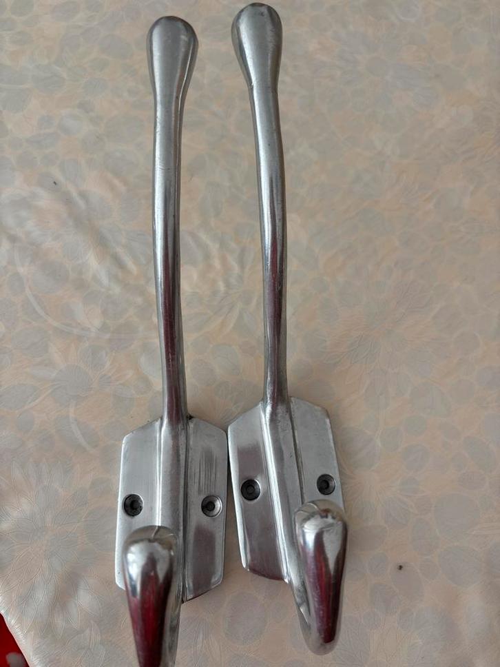Twee metalen wandhaken, Huis en Inrichting, Woonaccessoires | Kapstokken, Gebruikt, Wandhaken, Minder dan 100 cm, Metaal, Ophalen of Verzenden
