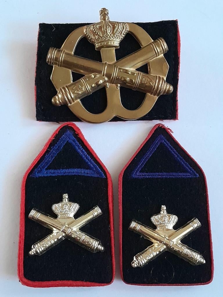 Set emblemen dienstplichtig onder officier Veldartillerie, Verzamelen, Ophalen of Verzenden, Landmacht, Nederland, Embleem of Badge