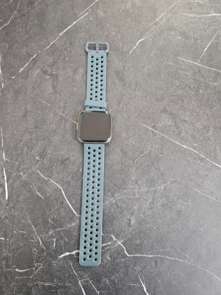 Fitbit Versa 2 met blauw bandje, Sieraden, Tassen en Uiterlijk, Activity trackers, Ophalen of Verzenden