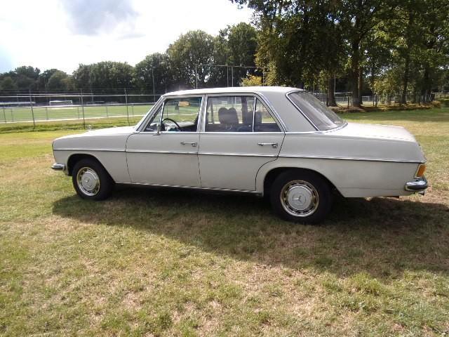 Mercedes 200-Serie 2.0 200 1969 met LPG belastingvrij !, Auto's, Mercedes-Benz, Particulier, 200-Serie, LPG, Sedan, Handgeschakeld