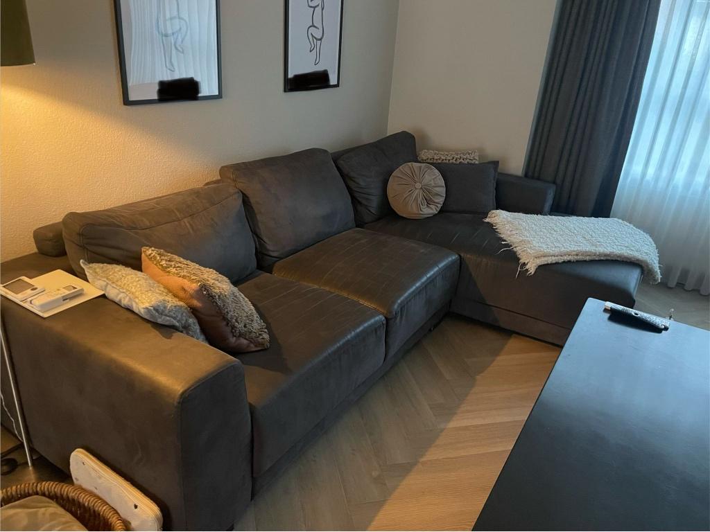 Hoekbank grijs suede/velvet, Huis en Inrichting, Banken | Bankstellen, Ophalen, 250 tot 300 cm, Gebruikt, Minder dan 75 cm