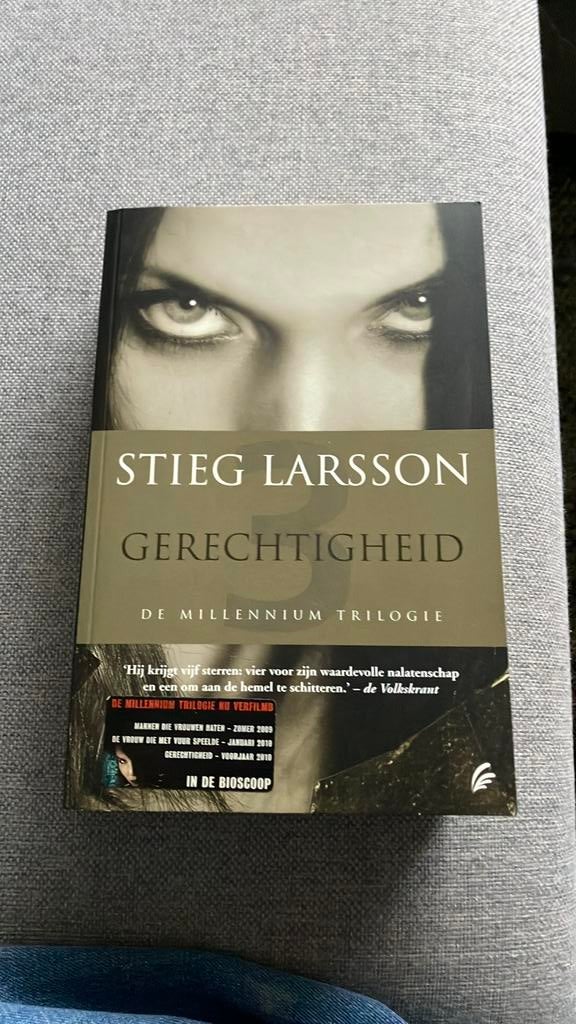 Stieg Larsson - Gerechtigheid, Scandinavië, Ophalen of Verzenden, Zo goed als nieuw, Stieg Larsson