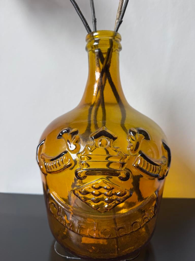 Okerkleurige vaas met takken, Ophalen