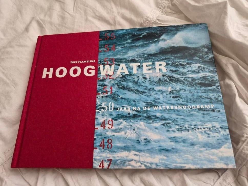 Hoogwater: 50 jaar na de Watersnoodramp - Inez Flameling, Boeken, Ophalen of Verzenden, 20e eeuw of later, Zo goed als nieuw, Inez Flameling