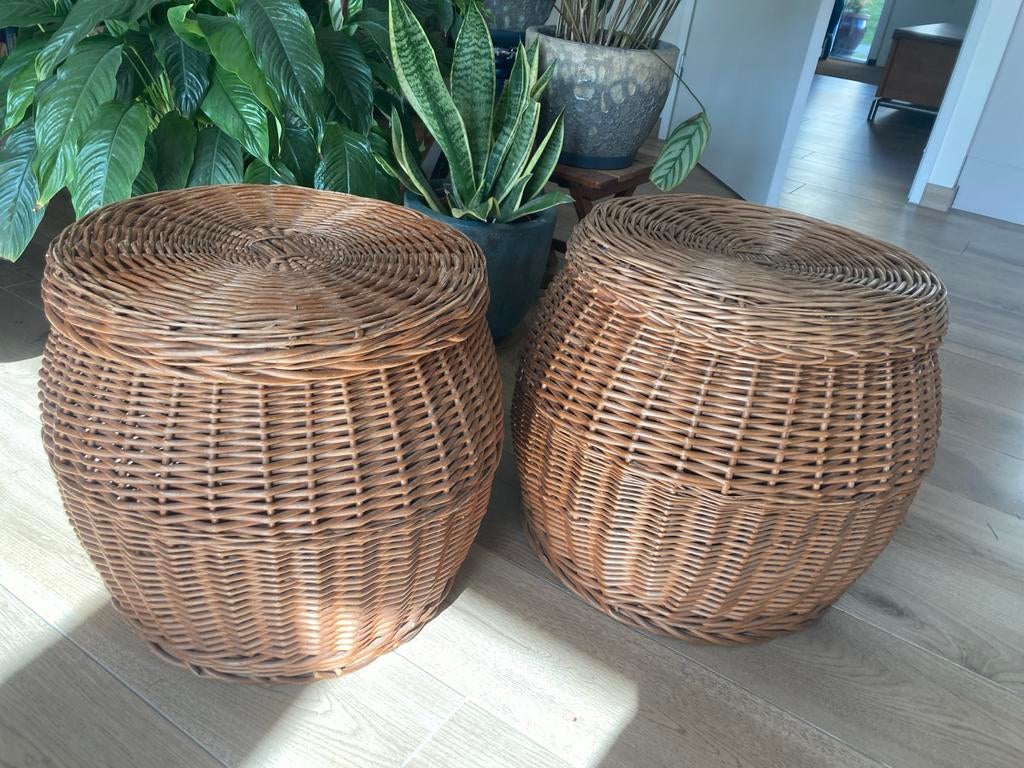 Twee rieten manden met deksel, Huis en Inrichting, Woonaccessoires | Schalen en Manden, Ophalen, Gebruikt, Mand, Rond