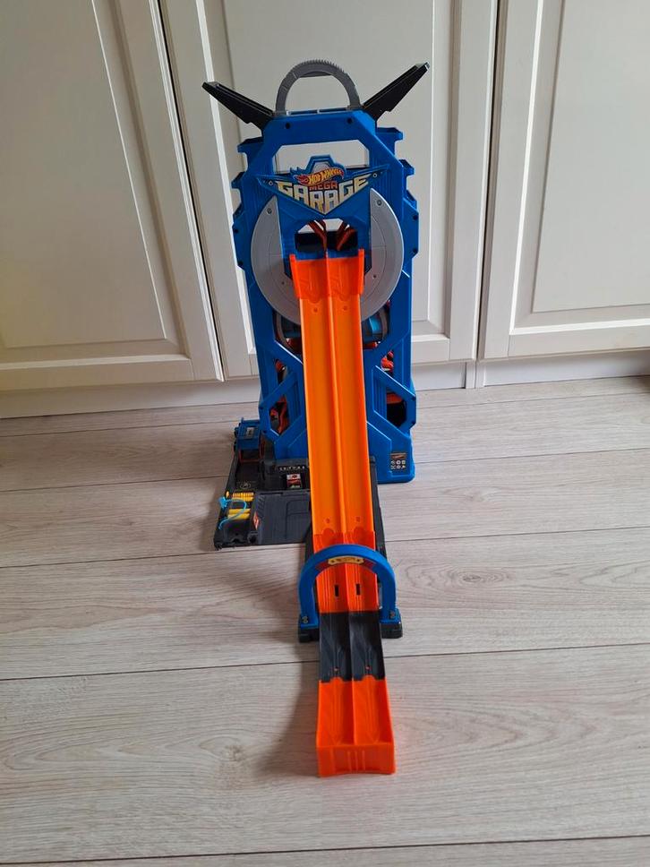Mega hotwheels garage, Kinderen en Baby's, Speelgoed | Racebanen, Zo goed als nieuw, Handmatig, Hot Wheels, Ophalen of Verzenden