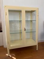 Lichtgele IKEA Vitrinekast met Glazen Planken, Ophalen, 100 tot 150 cm, 50 tot 100 cm, Zo goed als nieuw
