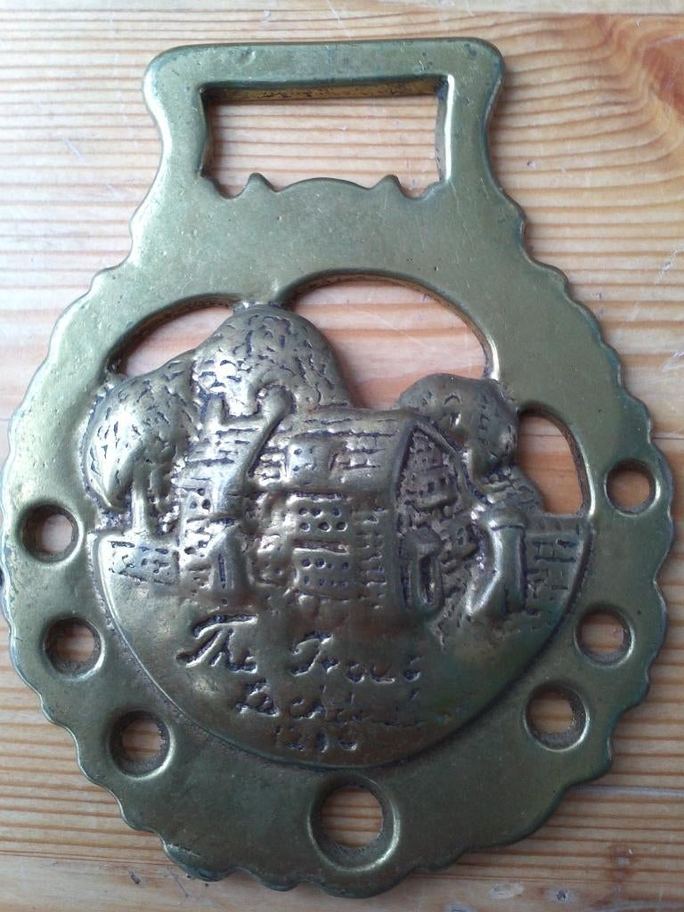 Antiek kleppermannetje uit Engeland met huis in bos 8,5 cm., Ophalen of Verzenden, Koper