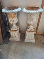 Twee gietijzeren tuinvazen op sokkel, Tuin en Terras, Ophalen