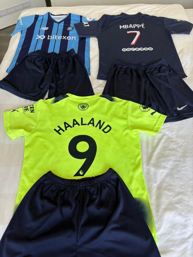 Voetbaltenues 3 stuks maat 176, Kinderen en Baby's, Kinderkleding | Maat 176, Ophalen of Verzenden, Zo goed als nieuw, Meisje