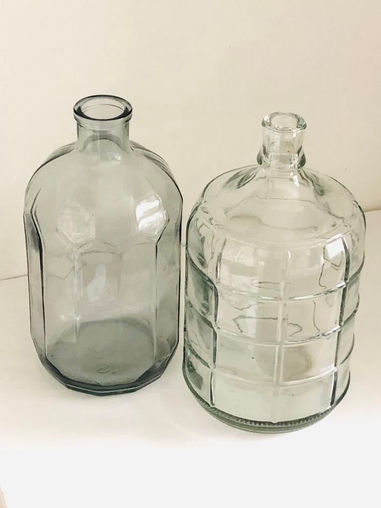 Set van twee prachtige glazen flessen of kruiken, Overige kleuren, Ophalen of Verzenden, Minder dan 50 cm, Glas