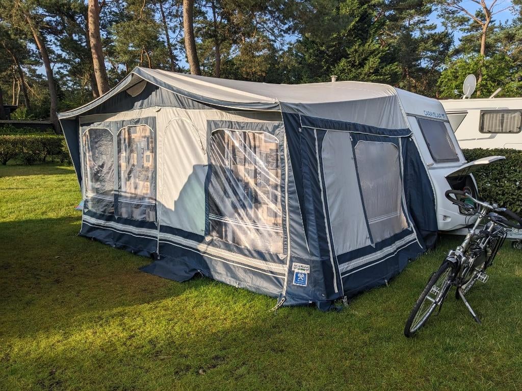 Caralevair N4206 (2004) met voortent, luifel en inboedel, Standaardzit, Dwarsbed, Particulier, Luifel