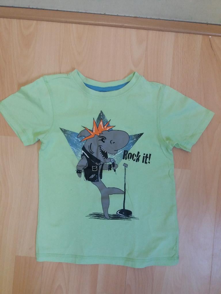 Groen t-shirt met een haai erop maat 116, Kinderen en Baby's, Kinderkleding | Maat 116, Ophalen, Zo goed als nieuw, Jongen, Shirt of Longsleeve