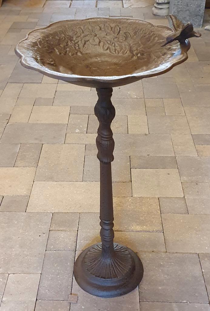 VOGELDRINKSCHAAL / GIETIJZER / 72 CM HOOG, Tuin en Terras, Vogelhuisjes en Vogelbaden, Nieuw, Ophalen of Verzenden