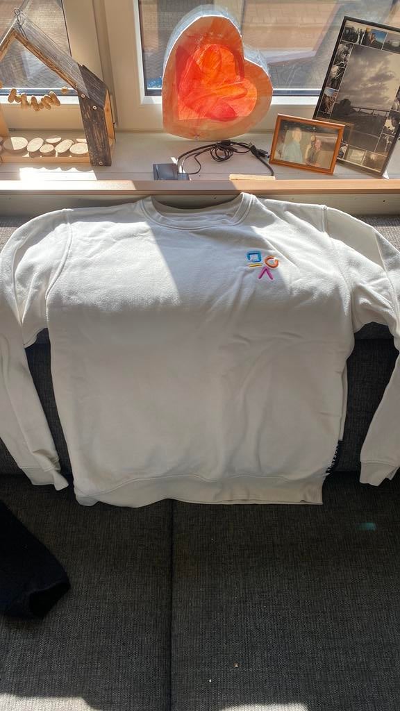 Witte trui met gekleurd geborduurd logo, Ophalen of Verzenden, Zo goed als nieuw, Wit