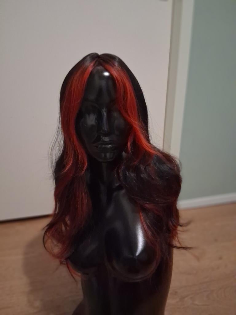 Zwarte pruik met rode highlights, Ophalen of Verzenden, Nieuw, Pruik of Haarverlenging