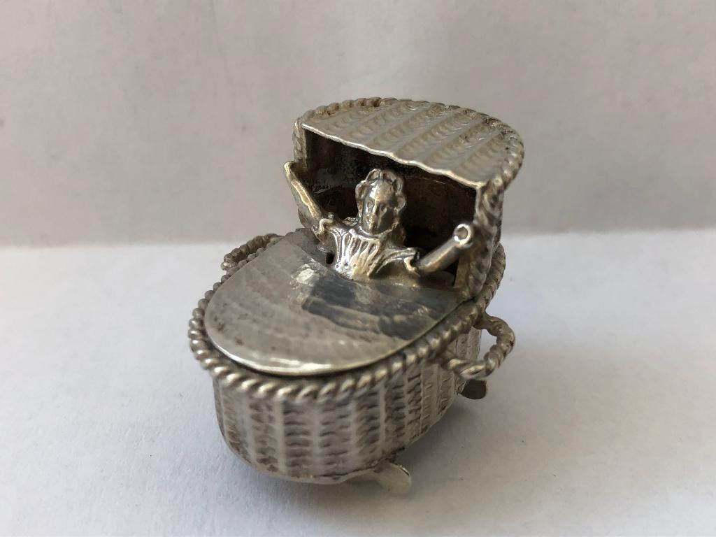Antieke zilveren miniatuur schommelwieg, H. Hooijkaas, Antiek en Kunst, Antiek | Goud en Zilver, Verzenden, Zilver