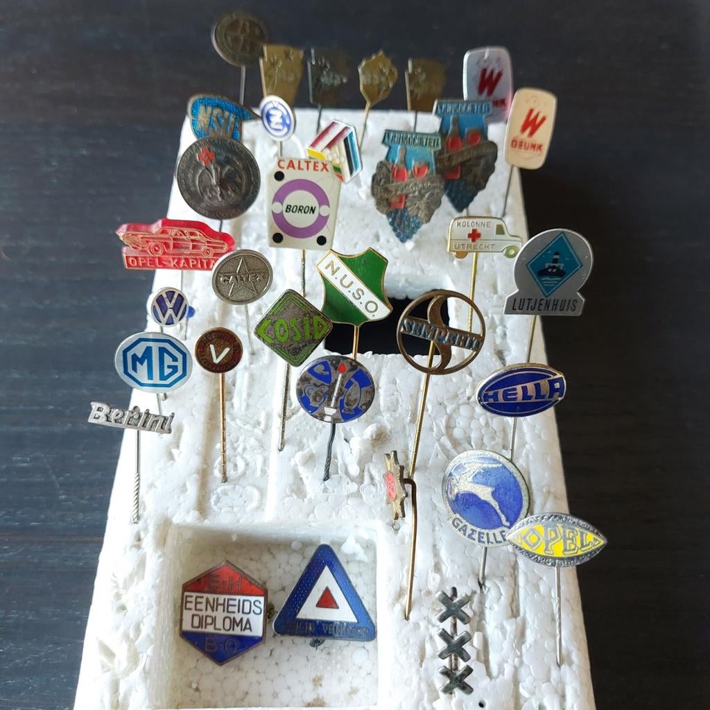 Diverse speldjes o.a. emaille en reclame speldjes vintage, Ophalen of Verzenden, Gebruikt, Overige onderwerpen, Speldje of Pin