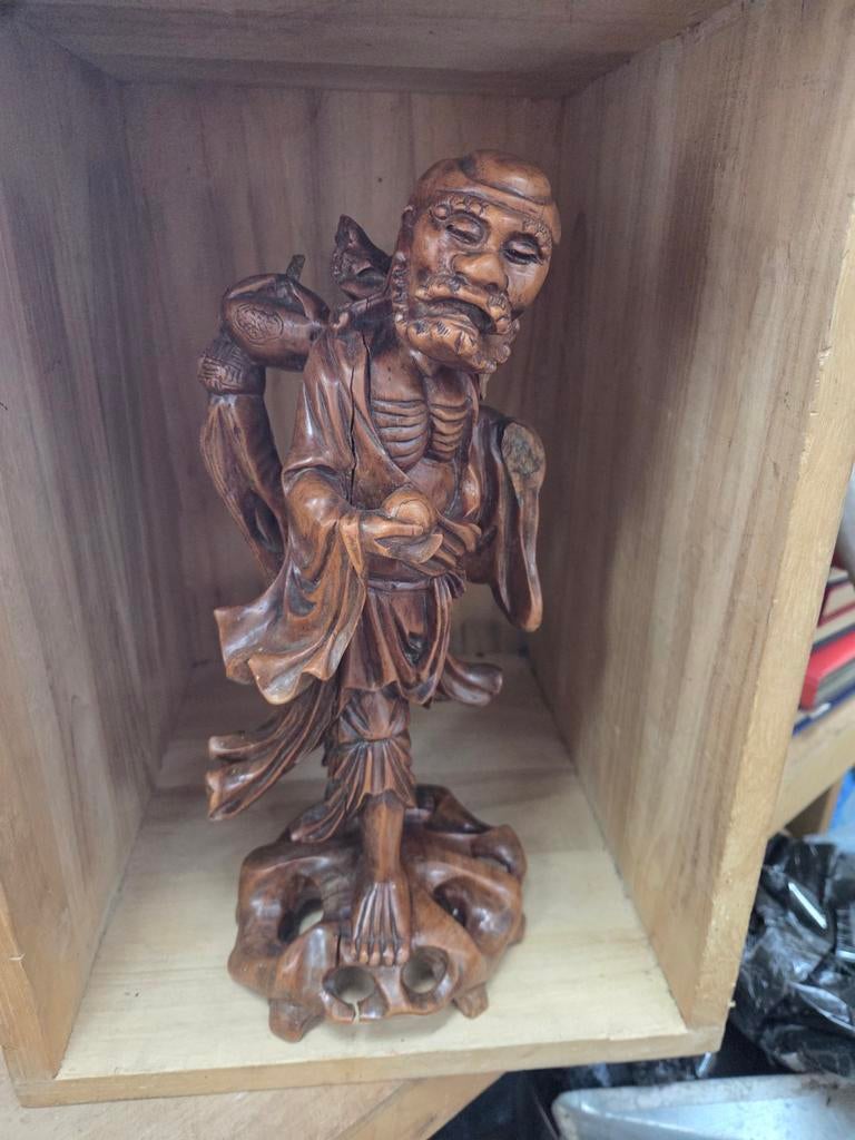 Handgesneden houten Chinees beeldje man., Houtsnijwerk, Ophalen of Verzenden, Handgemaakt, 20 - 50 cm