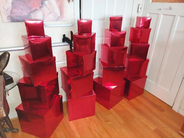 20 glimmende rode dozen van verschillend formaat / Kubus, Hobby en Vrije tijd, Overige Hobby en Vrije tijd, Zo goed als nieuw