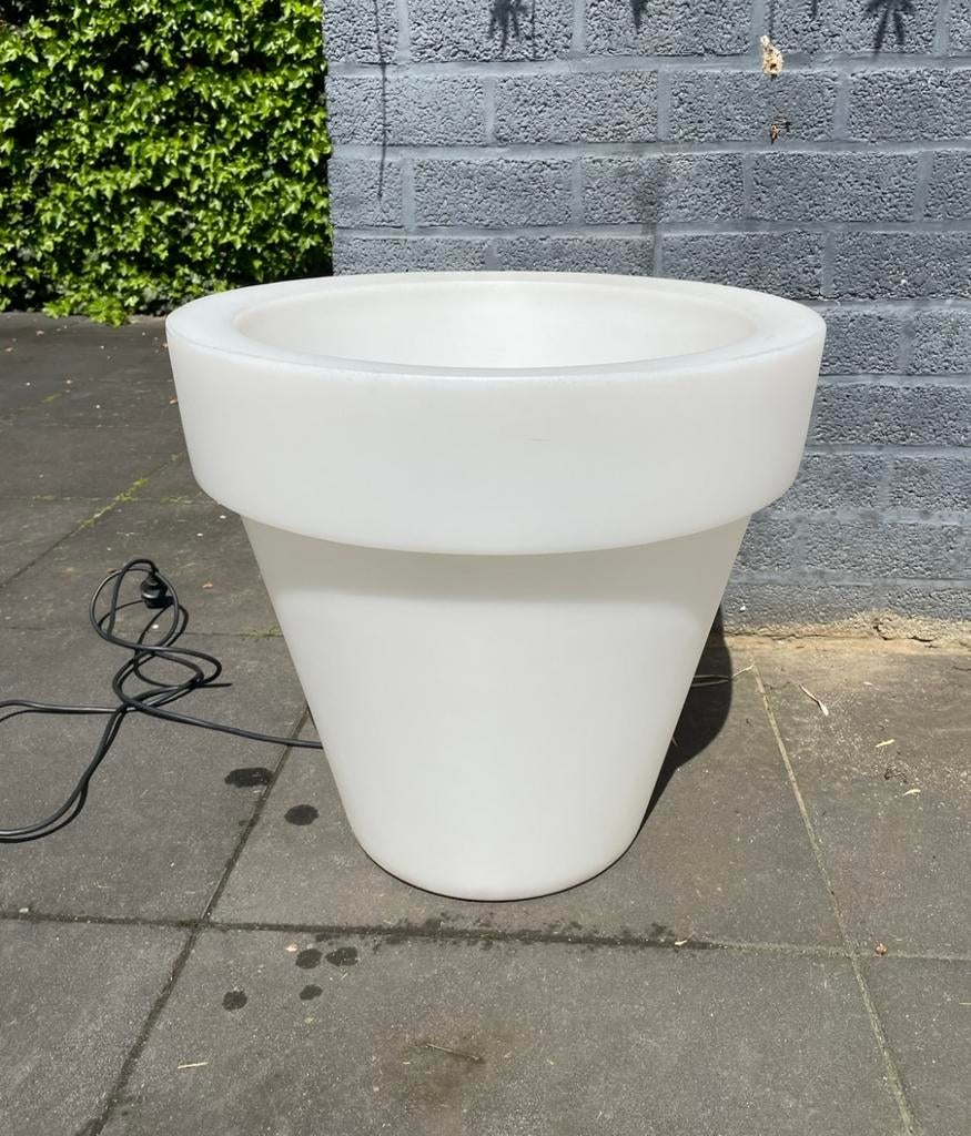 2 Grote Serralunga Bloempotten met verlichting per stuk, Ophalen, Kunststof, Gebruikt, Minder dan 60 cm