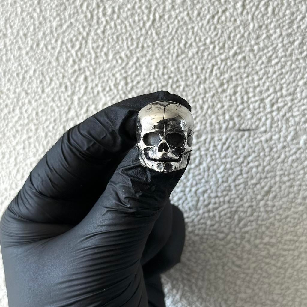 Foetus mensen schedel skull ring biker, Sieraden, Tassen en Uiterlijk, Ringen, Zo goed als nieuw, Dame of Heer, 20 of groter, Zilver