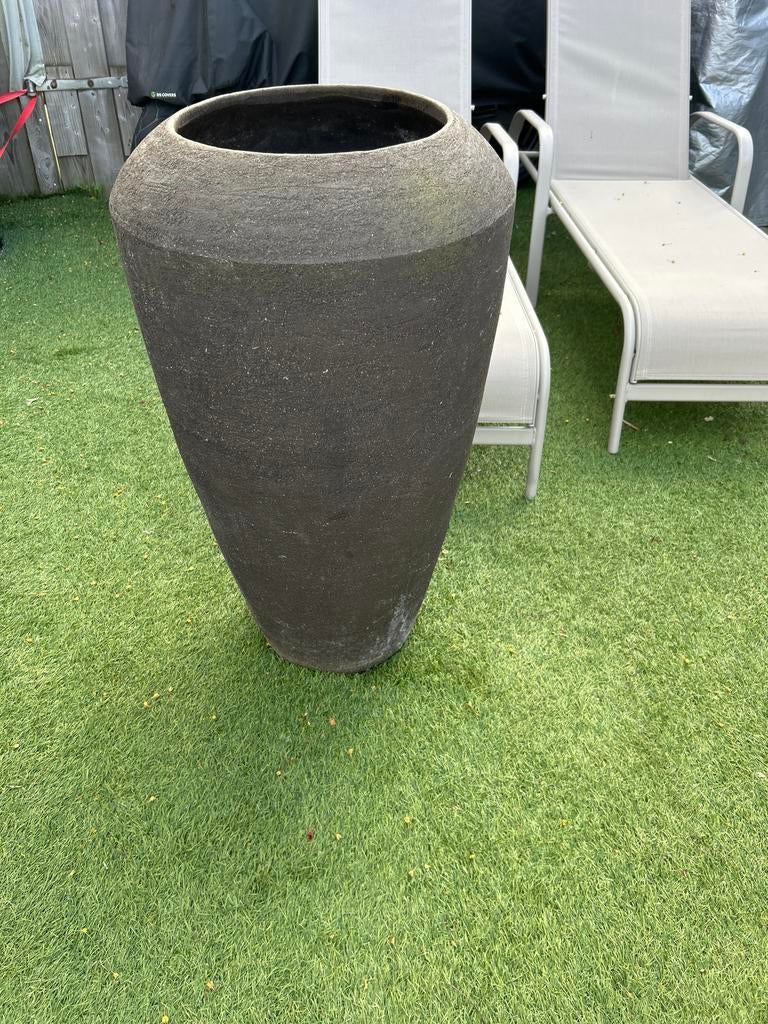 Grote donkere bloempot van steen, Tuin en Terras, Bloempotten, 25 tot 40 cm, Overige materialen, Gebruikt, Rond