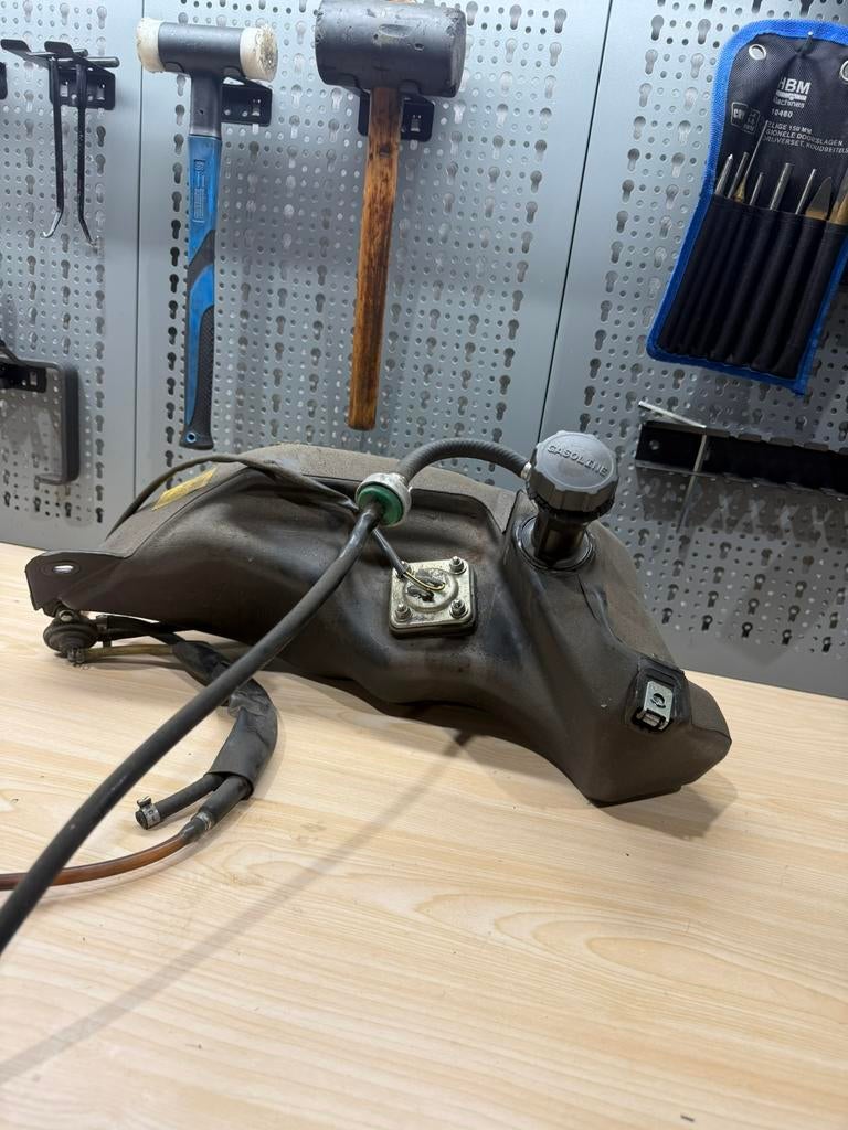 Benzine tank Vespa Sprint/Primavera 2V/4V 4takt, Fietsen en Brommers, Ophalen, Zo goed als nieuw, Tank, Vespa