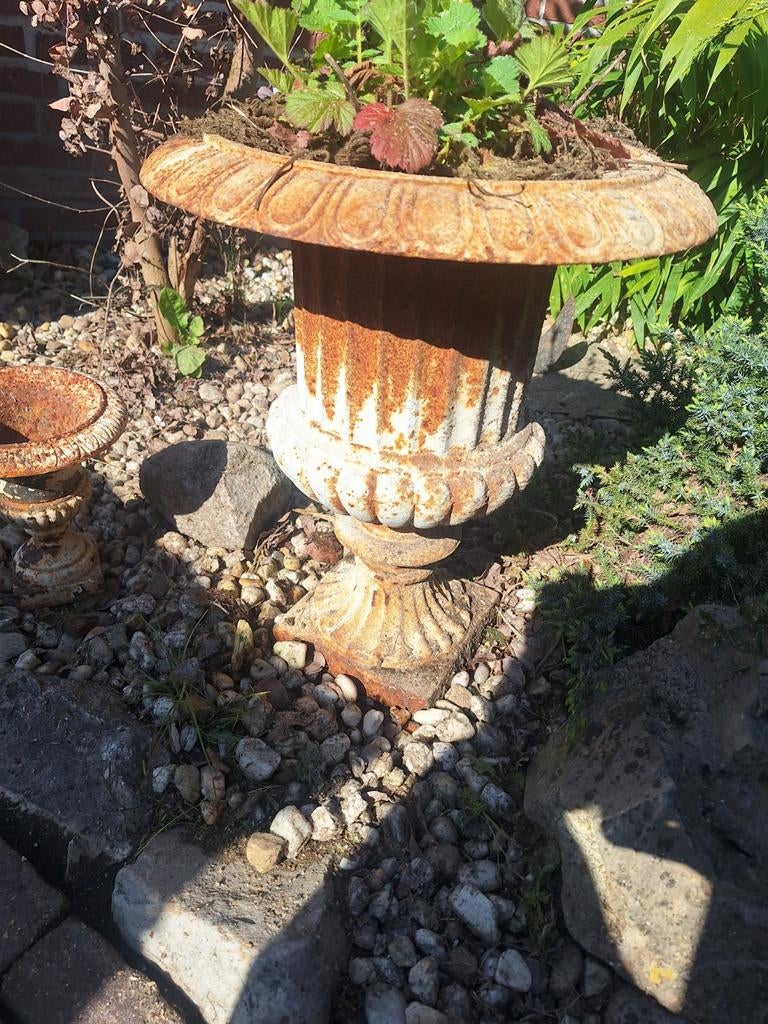 2 Franse vazen metaal, Tuin en Terras, Tuinvazen, Ophalen