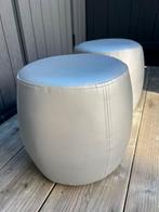 Set van 2 zilveren kunstleren poefjes, Huis en Inrichting, Banken | Voetenbanken en Poefen, Overige materialen, Minder dan 50 cm