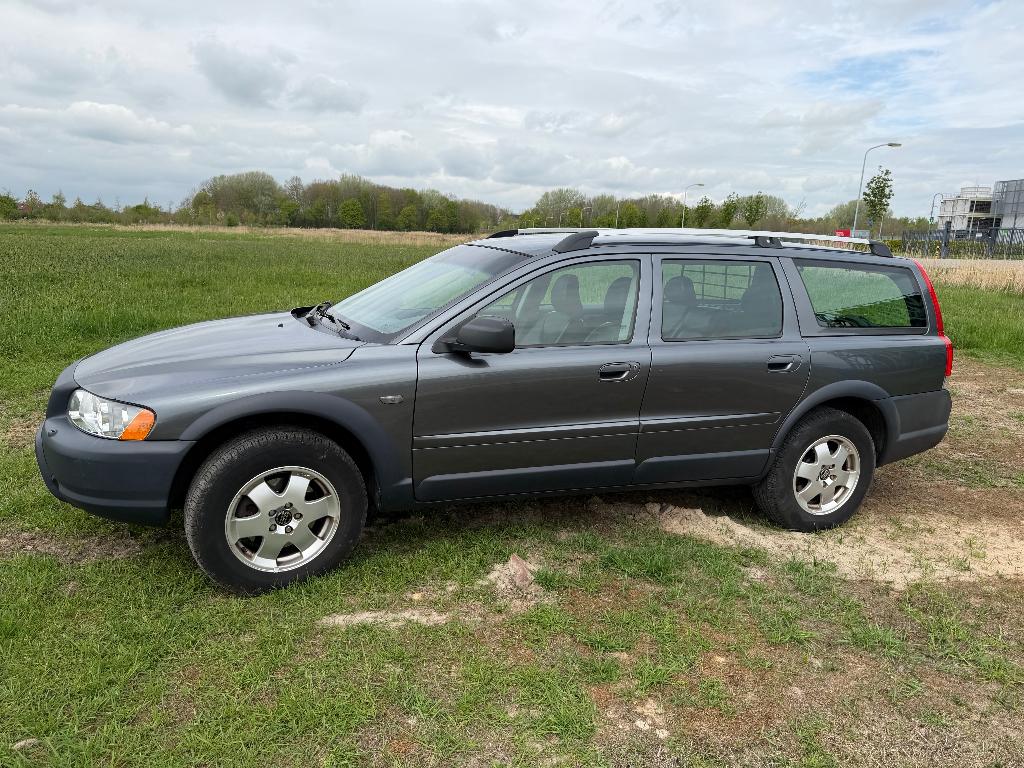 Volvo XC70 2.5 T AWD Geartronic 2006 Grijs, Automaat, 1800 kg, Zwart, XC70