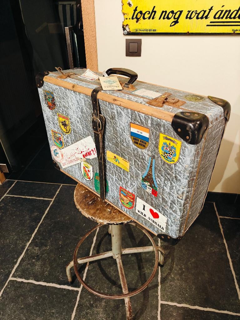 Oude reiskoffer met originele stickers en patina, Antiek en Kunst, Ophalen