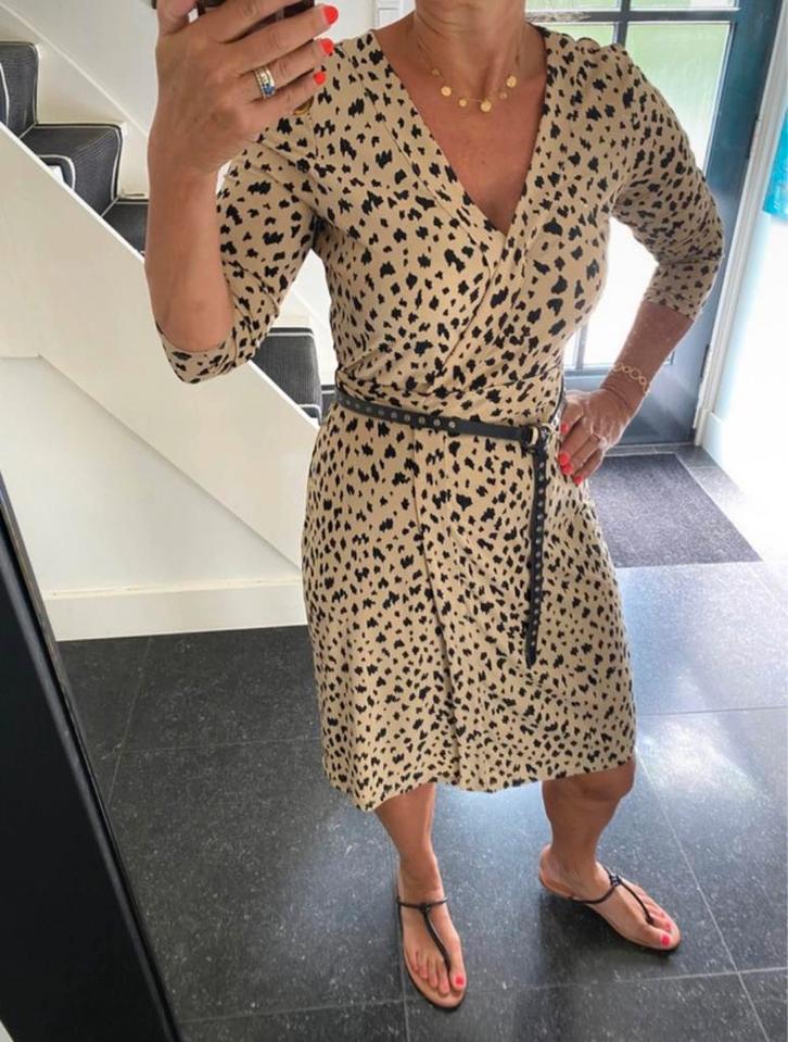 Mango, super leuk wikkeljurkje in maat S/M, Kleding | Dames, Jurken, Nieuw, Maat 38/40 (M), Beige, Onder de knie, Ophalen of Verzenden