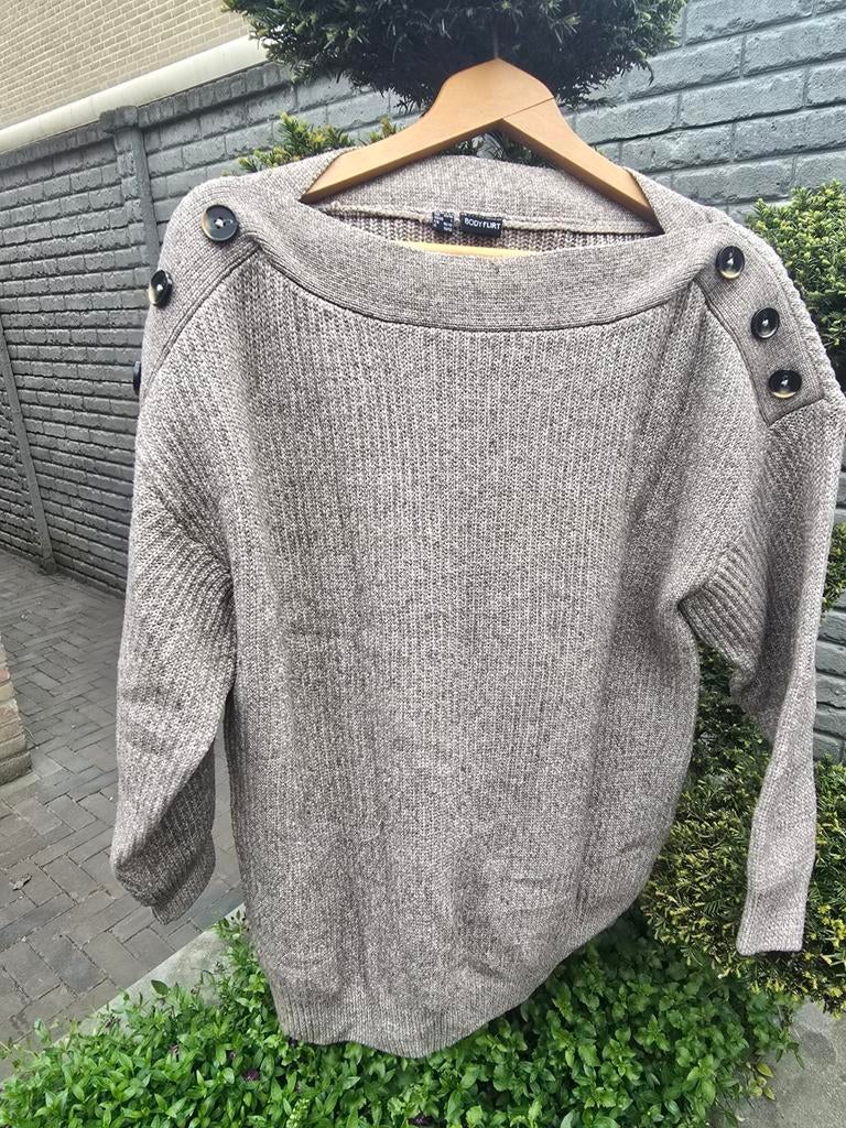 Bruine trui met knopen op de schouders 44/46, Kleding | Dames, Ophalen of Verzenden