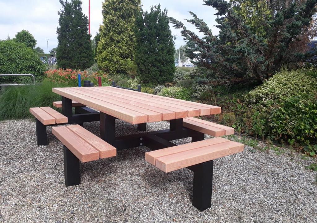 Picknicktafel met stalen frame en douglas balken, Ophalen of Verzenden, Nieuw, Rechthoekig, Hout