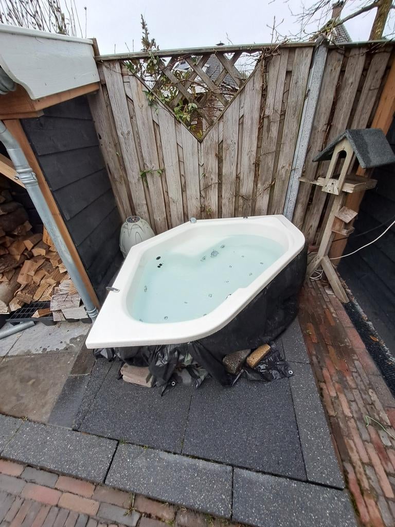 Compacte hoekjacuzzi voor buiten met pomp en verwarming, Ophalen, Gebruikt, Inbouw, Vast