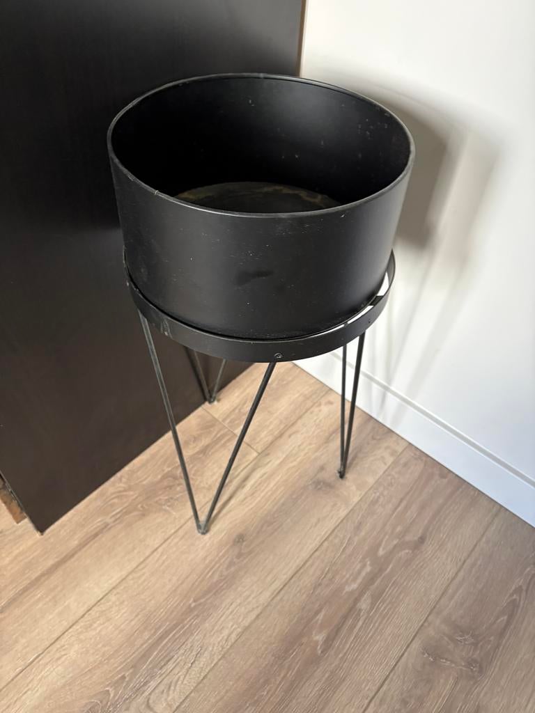Zwarte bloempot op pootjes, Gebruikt, Minder dan 60 cm, Rond, Ophalen of Verzenden