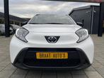 Toyota Aygo X 1.0 l CRUISE l CARPLAY l CAMERA l RIJKLAAR!, Stof, Gebruikt, Zwart, 4 stoelen