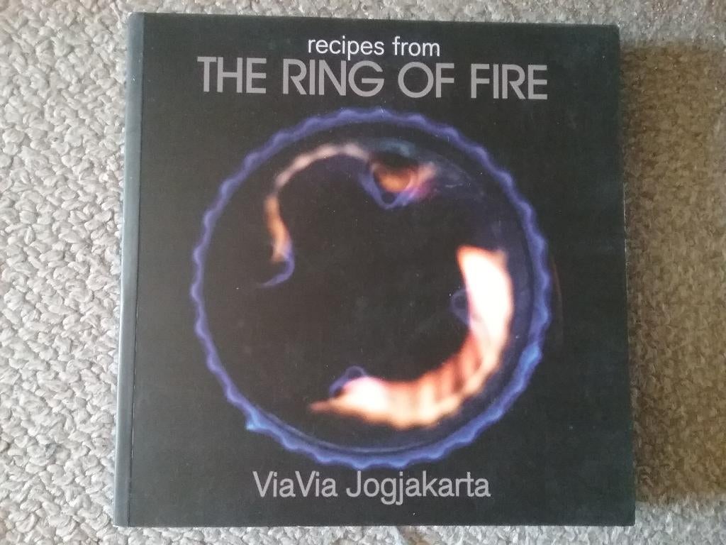 Via Via Jogjakarta recipes from the Ring of Fire (1995), Azië en Oosters, Zo goed als nieuw, Tapas, Hapjes en Dim Sum, Ophalen of Verzenden